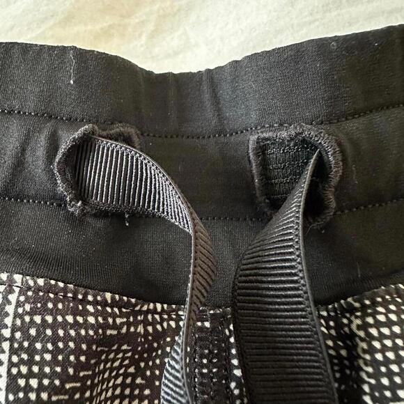 Lululemon Run Hotty Hot Short Lined Black White Geo 2.5” Size 6 - EUC - Picture 8 of 8